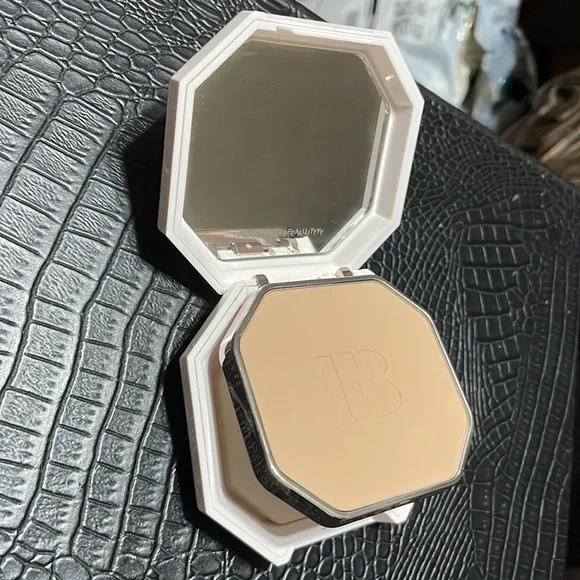 Soft matte powder foundation - Picture 2 of 3